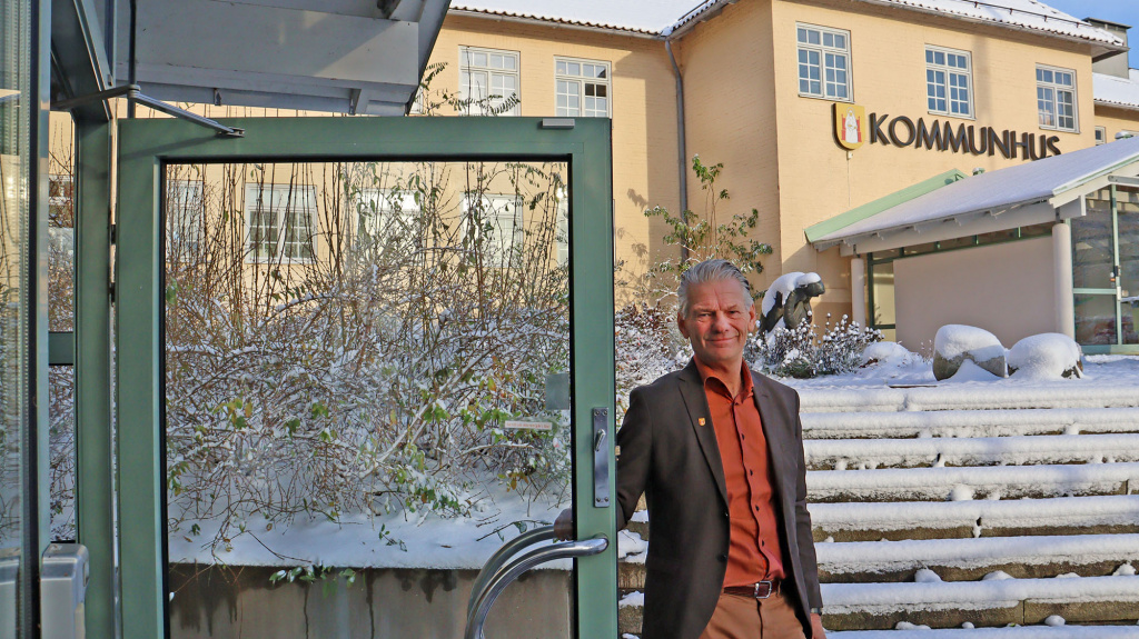 Peter Karlsson håller upp en dörr till kommunhuset.