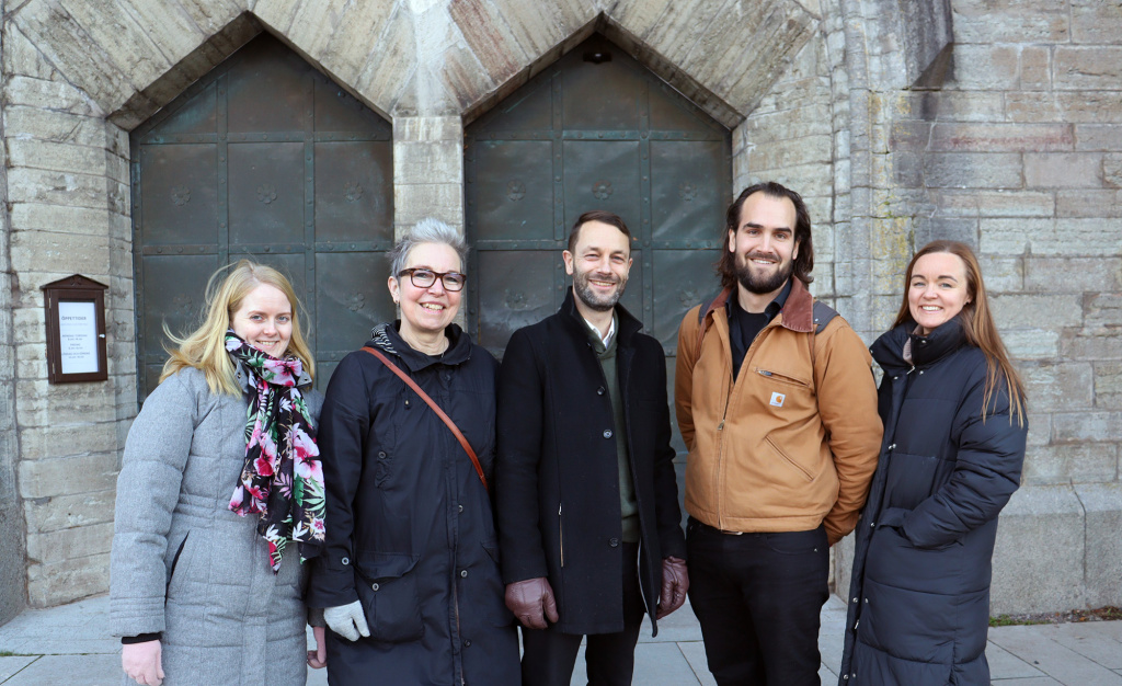 Föreläsaren Erik Fernholm tillsammans med några representanter från Agenda 2030-gruppen utanför Vadstena klosterkyrka.