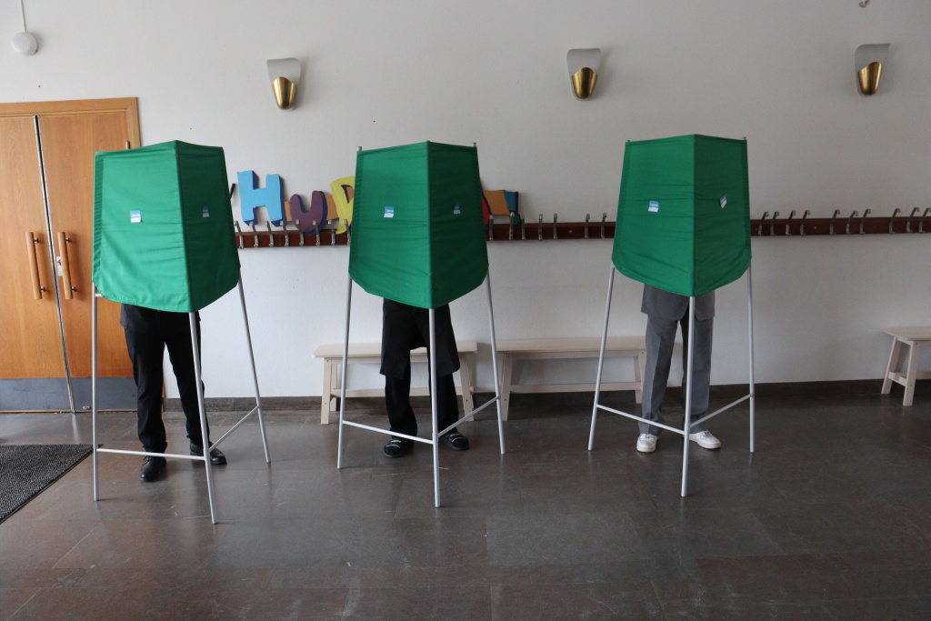 Elever röster bakom gröna skärmar