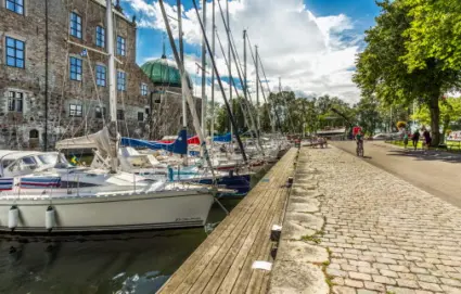 Båtar i vallgrav. Vadstena gästhamn.