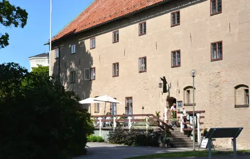 Krigsmanshuset - västra längan