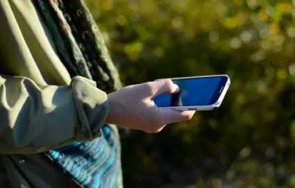 Mobiltelefon i handen