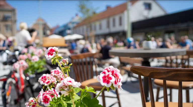Nya rådhustorget, men blomster i förgrunden och med människor ur fokus i bakgrunden.