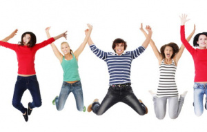 Illustrativ bild hälsosamma ungdommar som hoppar