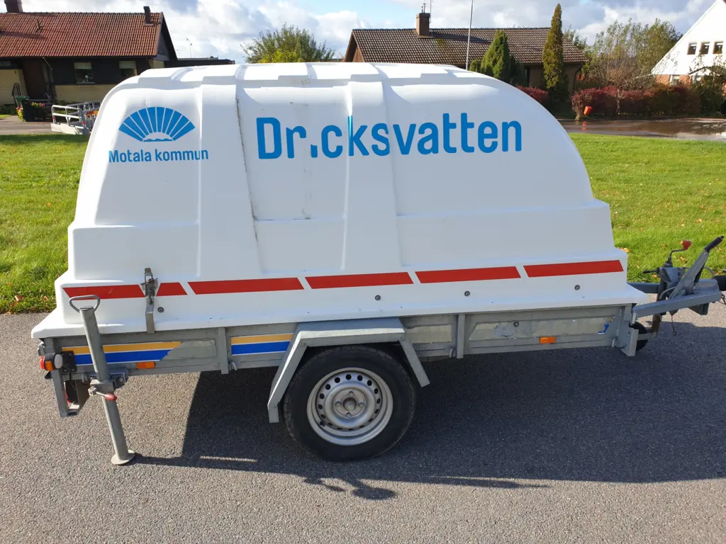 Så länge vattnet är avstängt finns en vattentank är utplacerad på Svangatan.