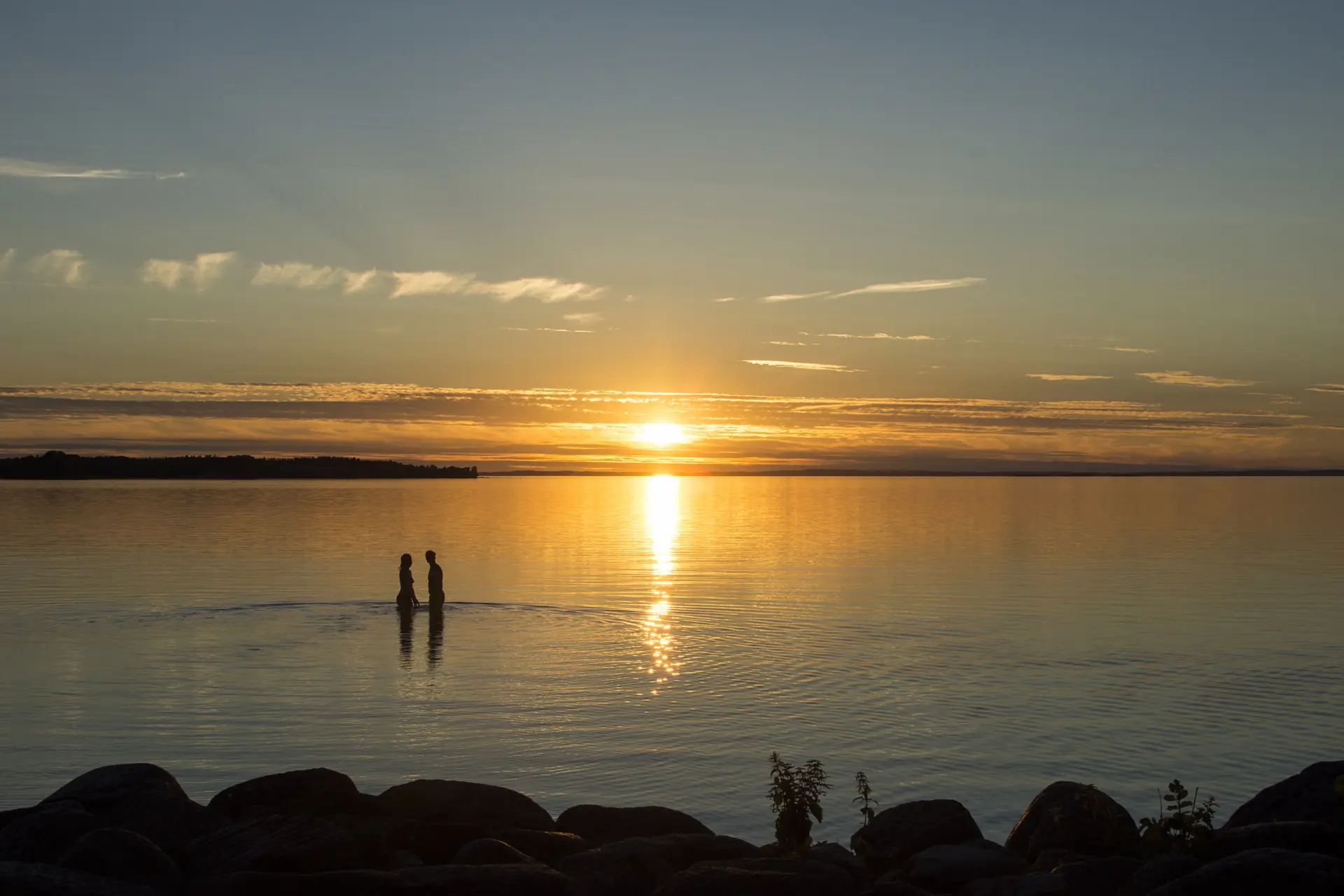 Par på strand i solnedgång