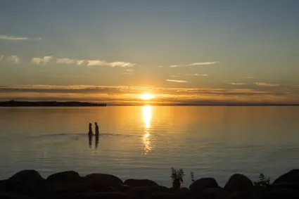 Par på strand i solnedgång
