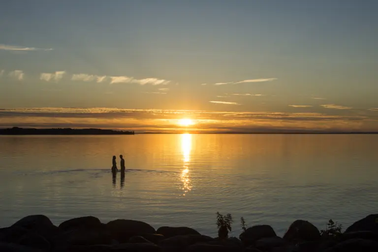 Par på strand i solnedgång