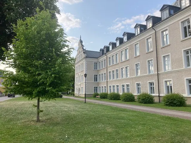 Bild på byggnaden Asylen med bibliotekets entré en bit bort