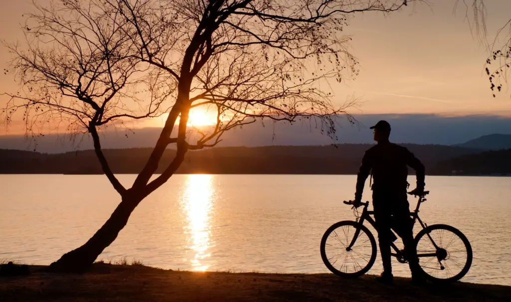Cyklist vid vatten. Folkhälsa. Folkhälsoarbete.