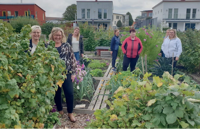 Utmaningarna har varit många men sammanhållningen har växt sig stark, summerar personal på Vätterngården pandemitiden. Fr v enhetscheferna Cecilia Rydståle och Eva Engström tillsammans med Susanne Engholm, Anita Svensson, Carina Nordström, Sabina Hägglöf och Matilda Karlsson.