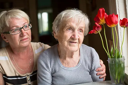 Äldreomsorg, mor och dotter, genrebild