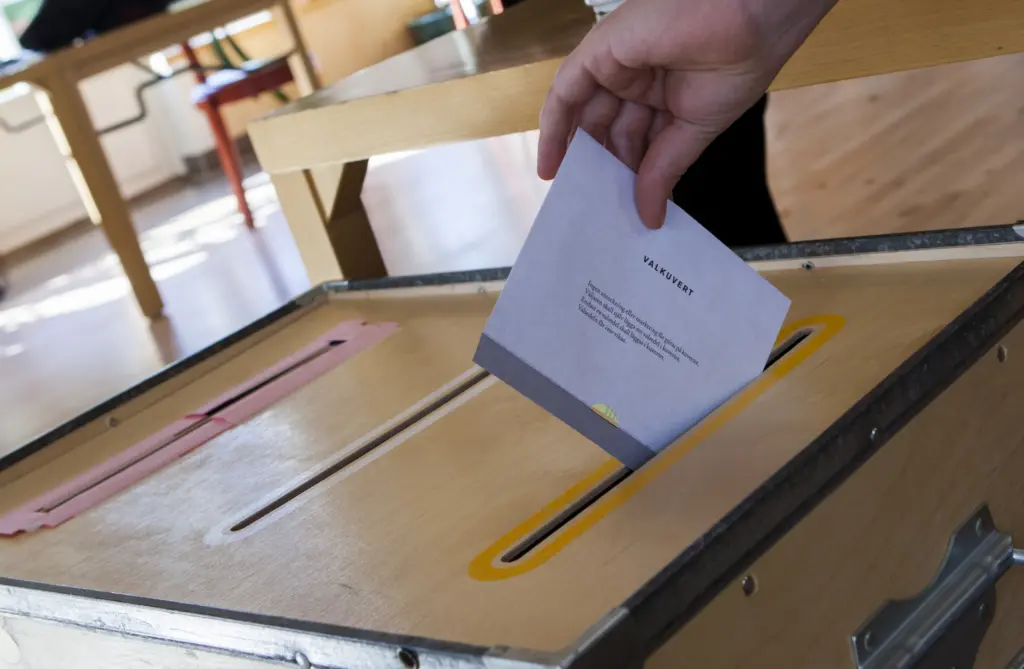 Valkuvert läggs i Valurna i Vallokal