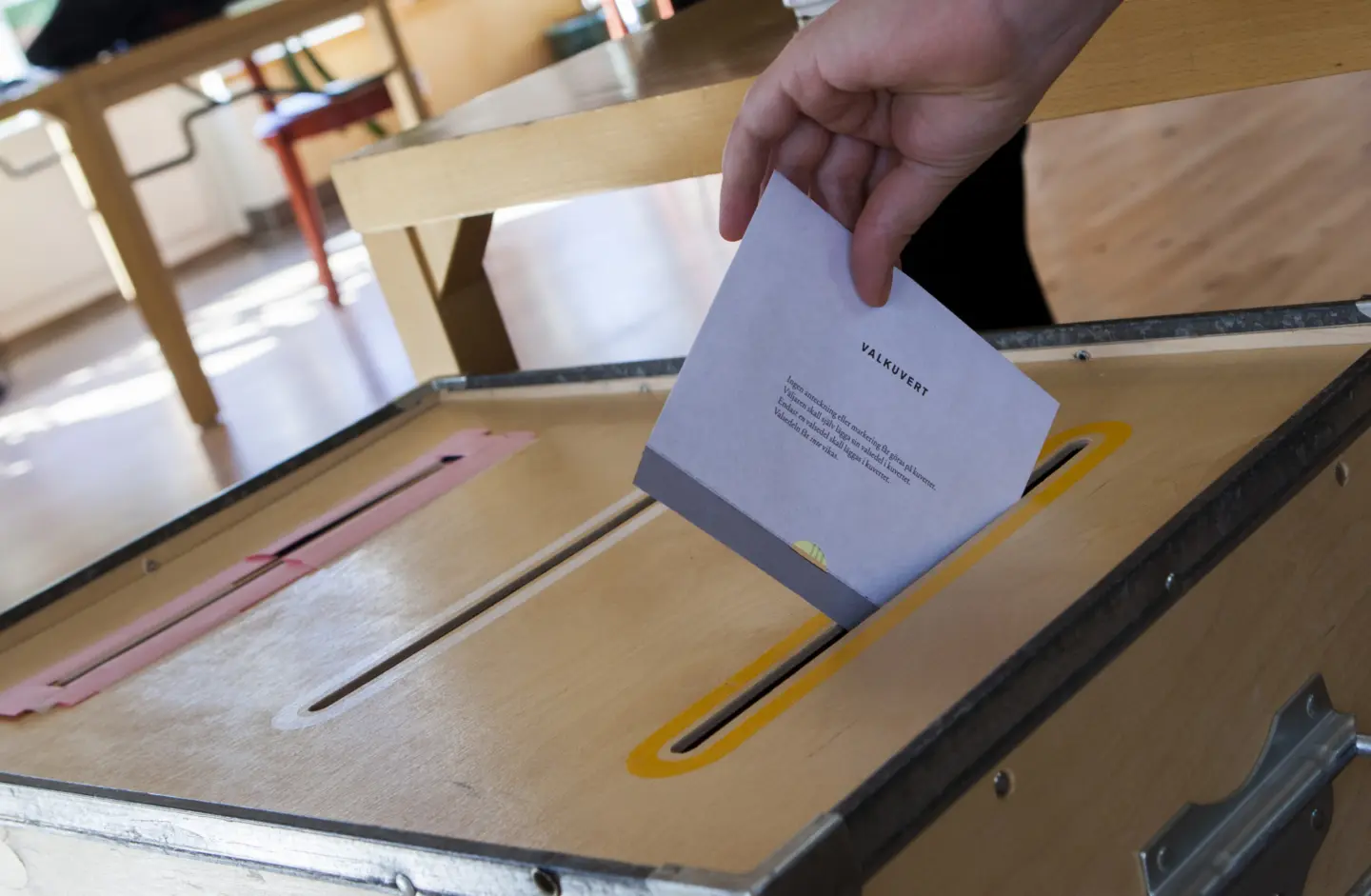 Valkuvert läggs i Valurna i Vallokal