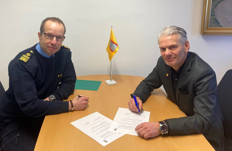Mattias Granqvist, lokalpolisområdeschef, och Peter Karlsson, kommunstyrelsens ordförande, signerar det nya medborgarlöftet.