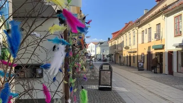 Glad påsk. Vy genom påskris och över Storgatan i Vadstena.