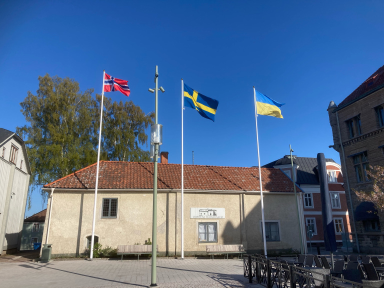 6-9 maj, 2022 vajar norska flaggan bredvid den svenska och den ukrainska, på Rådhustorget i Vadstena. Foto: Björn Andersson