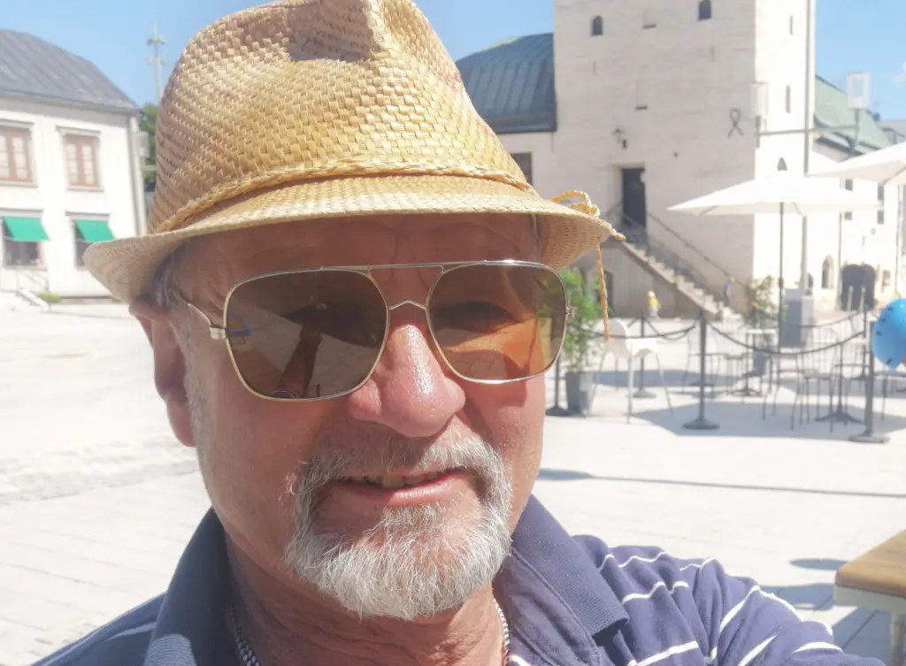 Fotografen och vadstenabon Tommy Mansén på Rådhustorget i Vadstena.