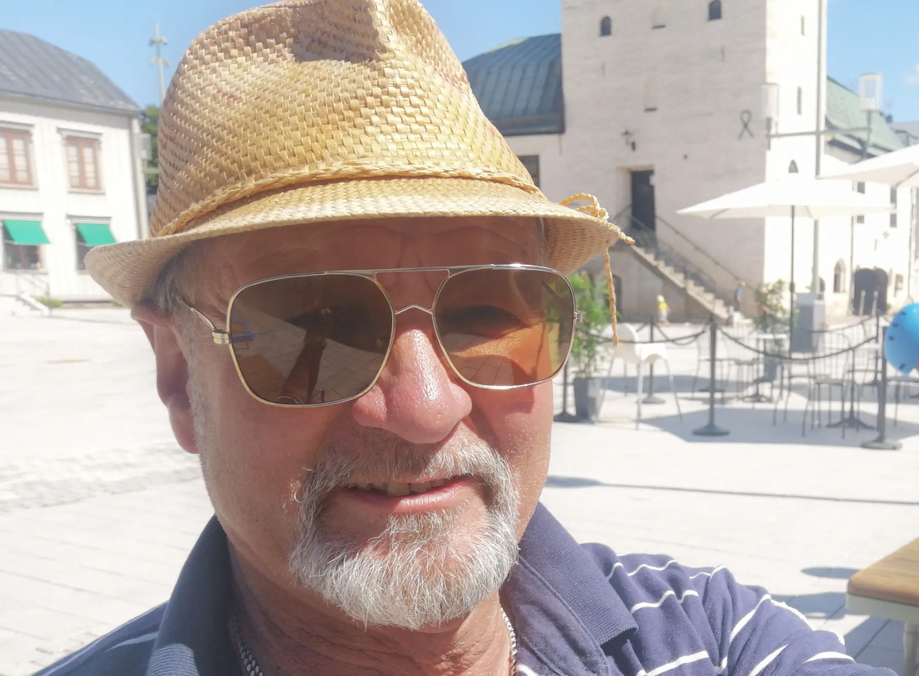 Fotografen och vadstenabon Tommy Mansén på Rådhustorget i Vadstena.