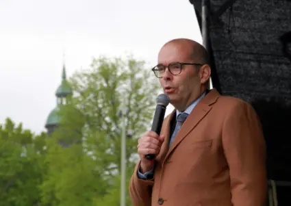 Landshövding Carl Fredrik Graf invigningstalar på Rådhustorget. Foto: Björn Andersson
