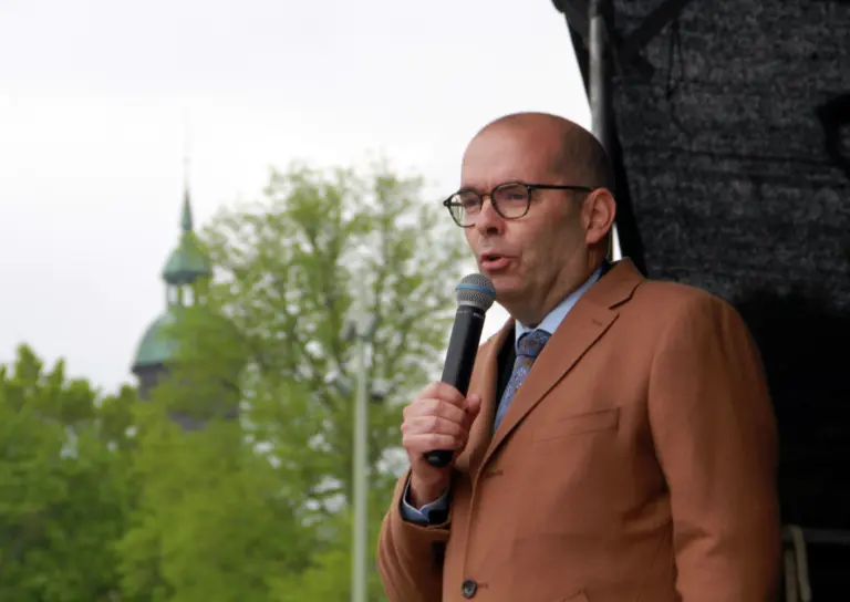 Landshövding Carl Fredrik Graf invigningstalar på Rådhustorget. Foto: Björn Andersson
