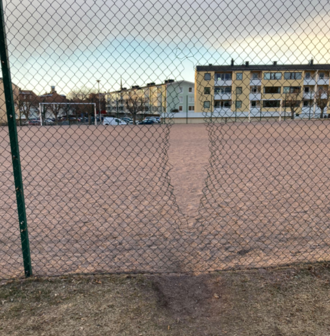 Hål i nätet vid fotbollsplan vid Katarinaskolan i Vadstena