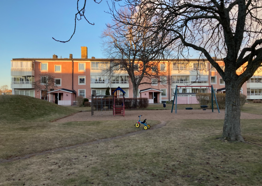 Lekplats vid bostadsområde i Vadstena