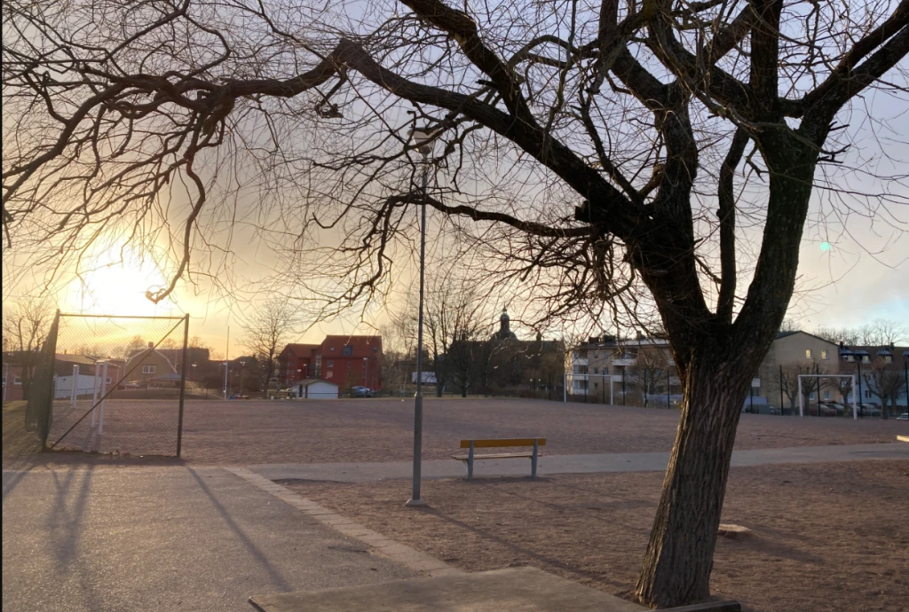 belysning vid fotbollsplanen vid Katarinaskolan