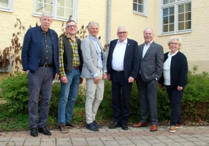 Representanter för SKR och Vadstena kommun utanför kommunhuset