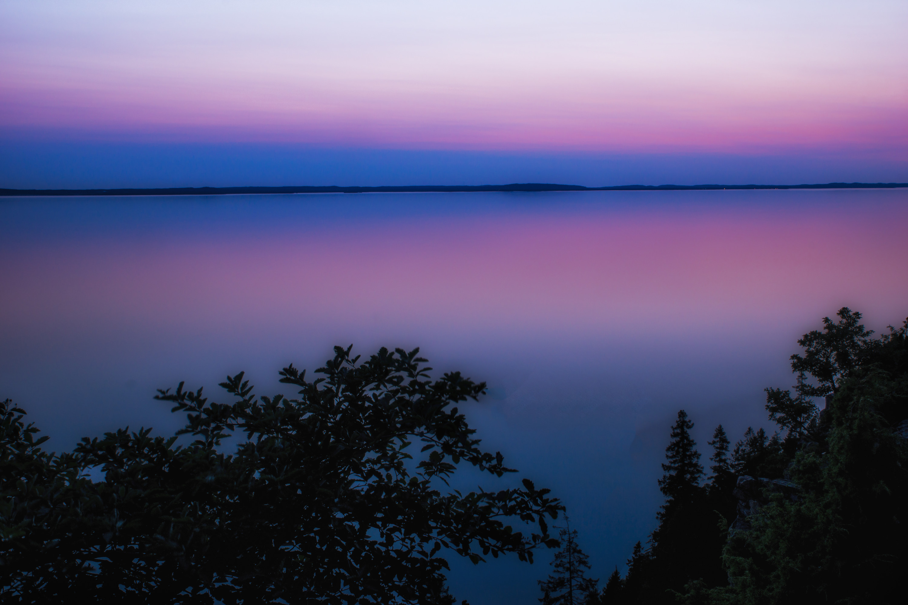 Vy &ouml;ver V&auml;ttern i kv&auml;llsljus