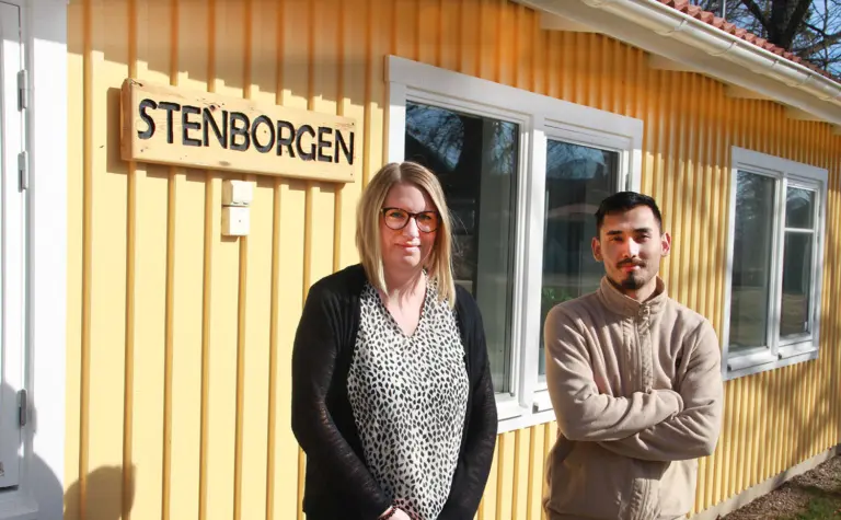 Två anställda utanför Stenborgen