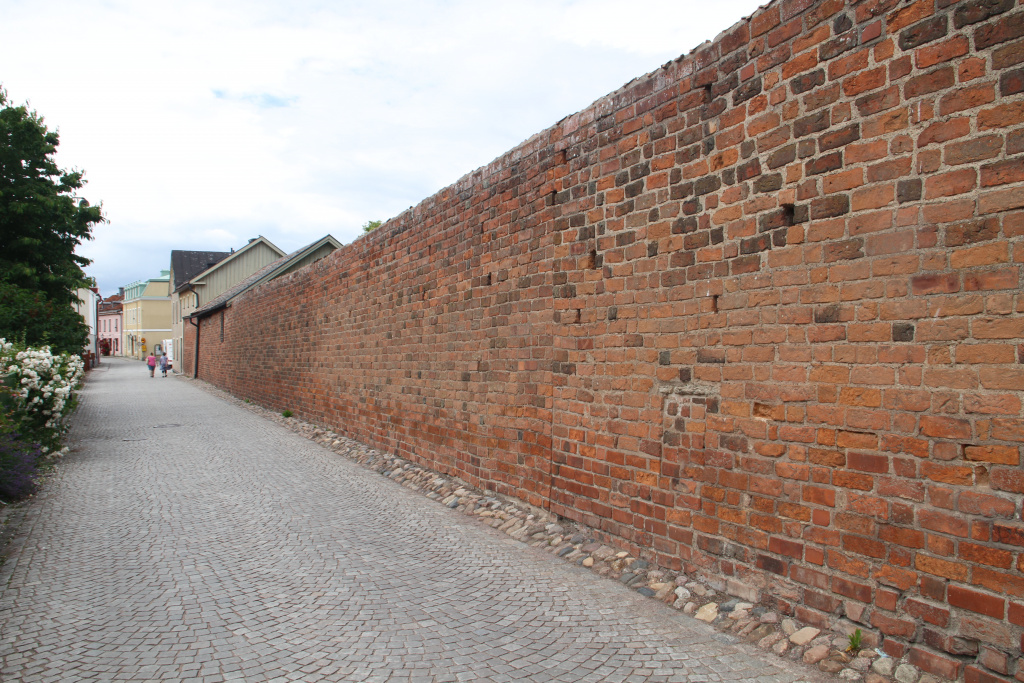 Klostermuren med Berginernas hus. Foto: Björn Andersson.