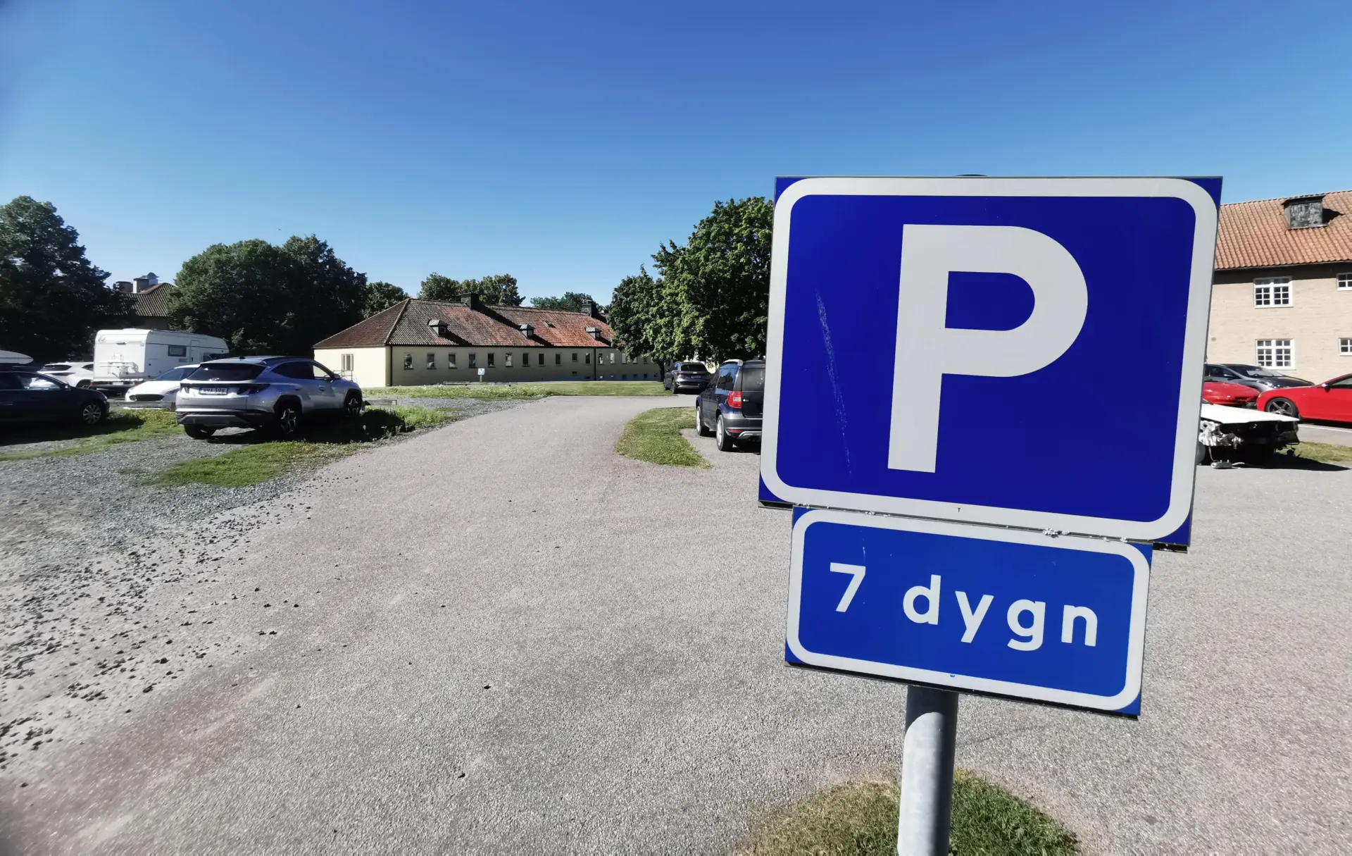 När föräldrar lämnar och hämtar sina barn ska det göras på P-platsen mellan skolan och vårdcentralen.