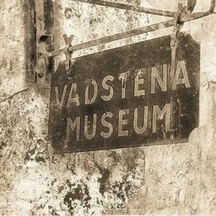 Vadstena stadsmuseum. Skylt.