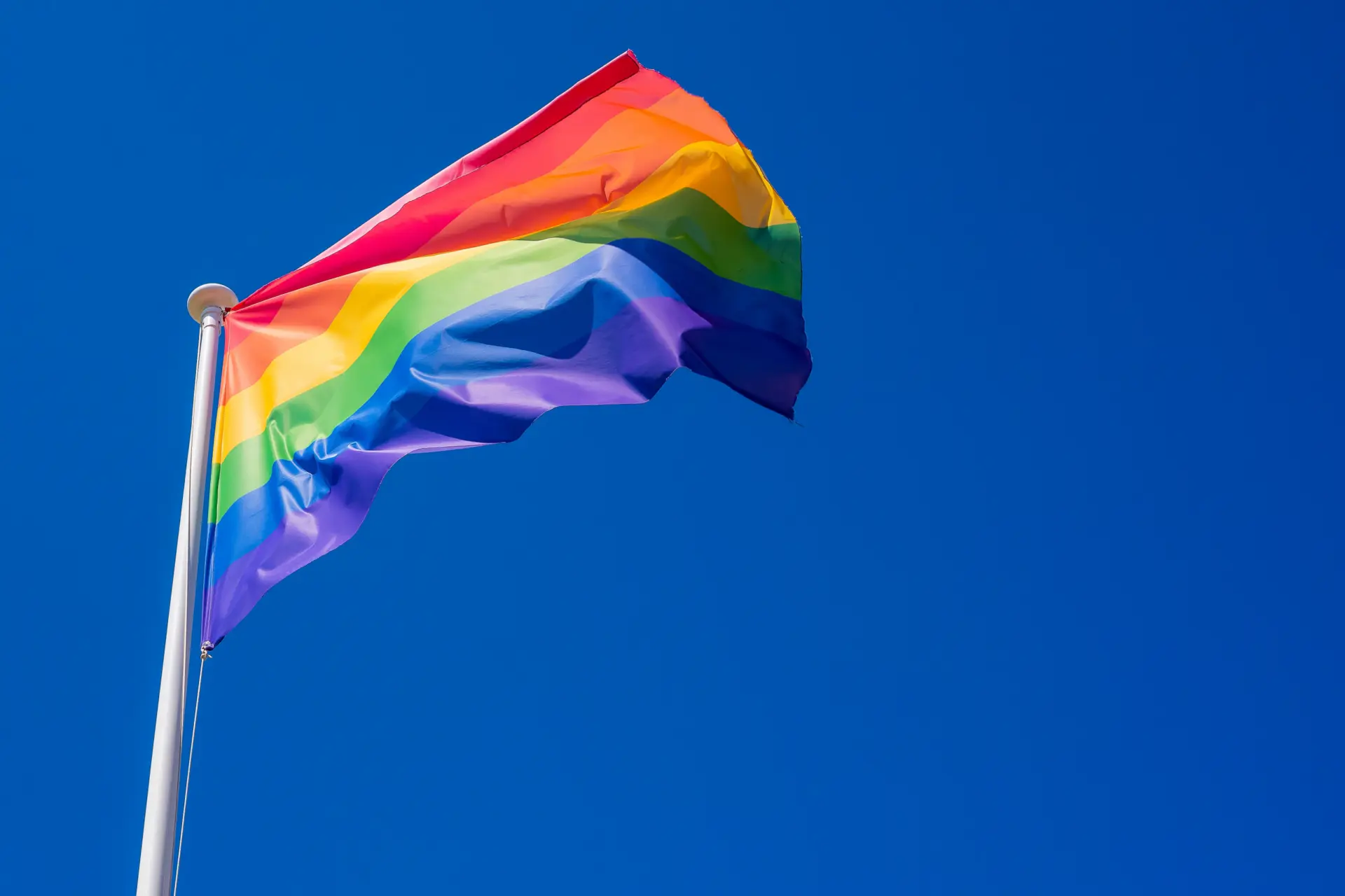 Regnbågsflagga på flaggstång