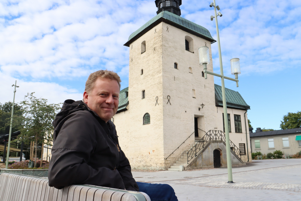Henrik Roshamn på bänk på Rådhustorget