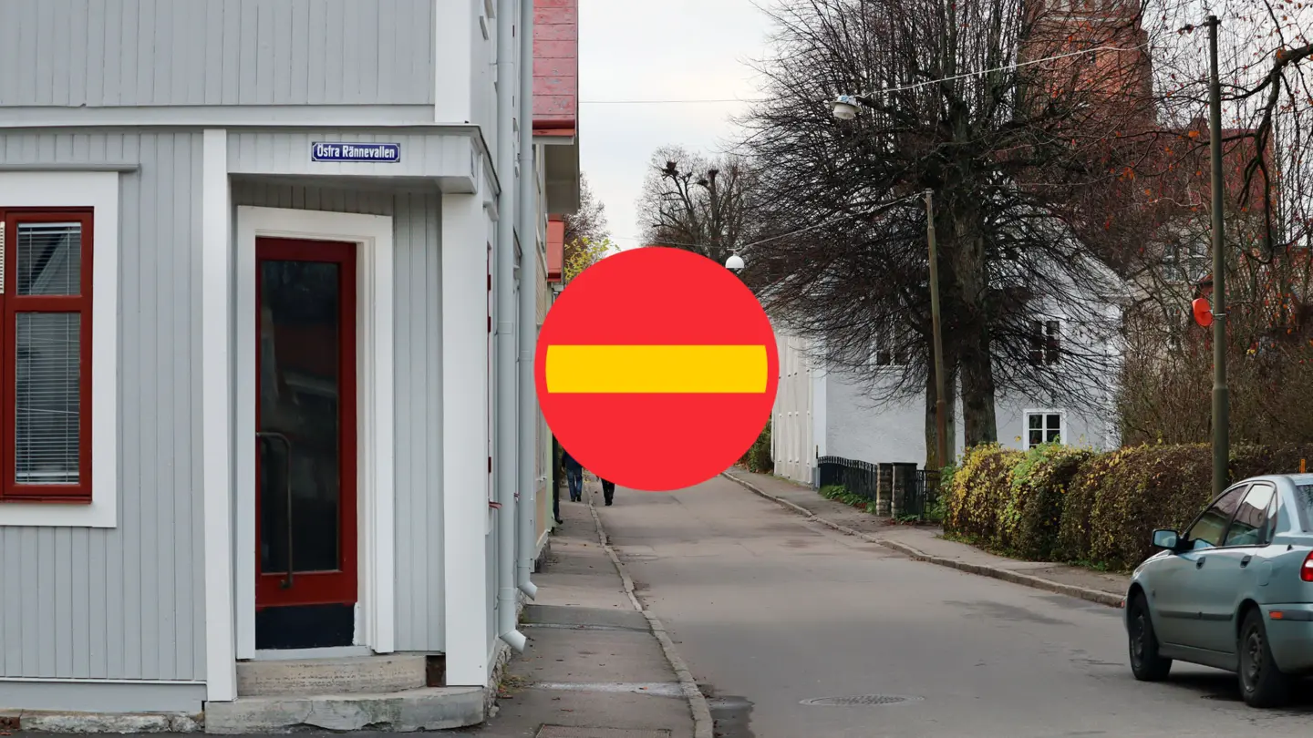 Montage. Motalagatan med en fordonstrafik förbjuden-skylt i förgrunden.
