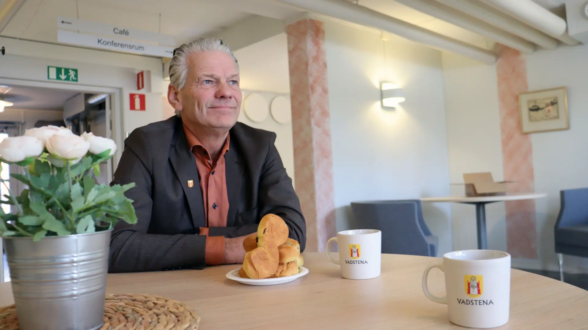 Peter Karlsson vid det bord där han tar emot besökare.