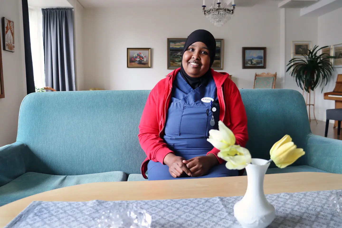 Rahma i en soffa i ett sällskapsrum på Wasagården.