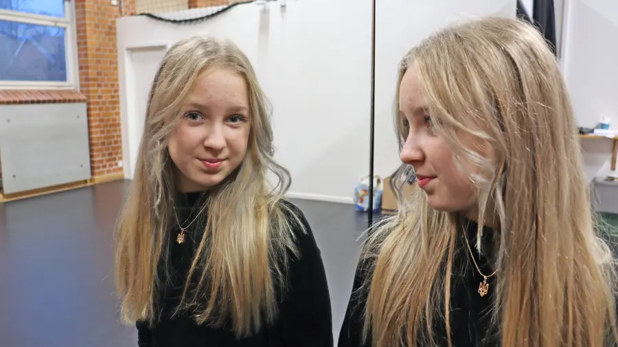 Porträttbild av Ilona vid spegelvägg