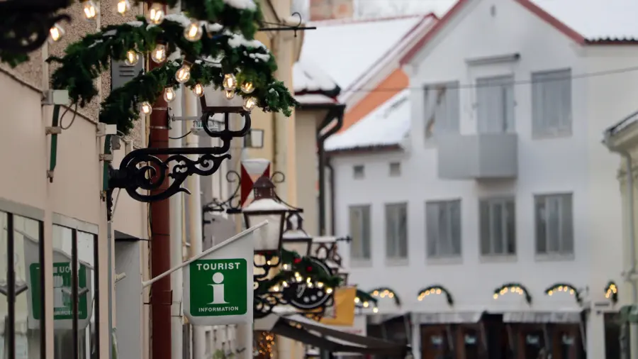 Julbeysningen p&aring; Storgatan best&aring;r av b&aring;gar p&aring; v&auml;ggarna.,