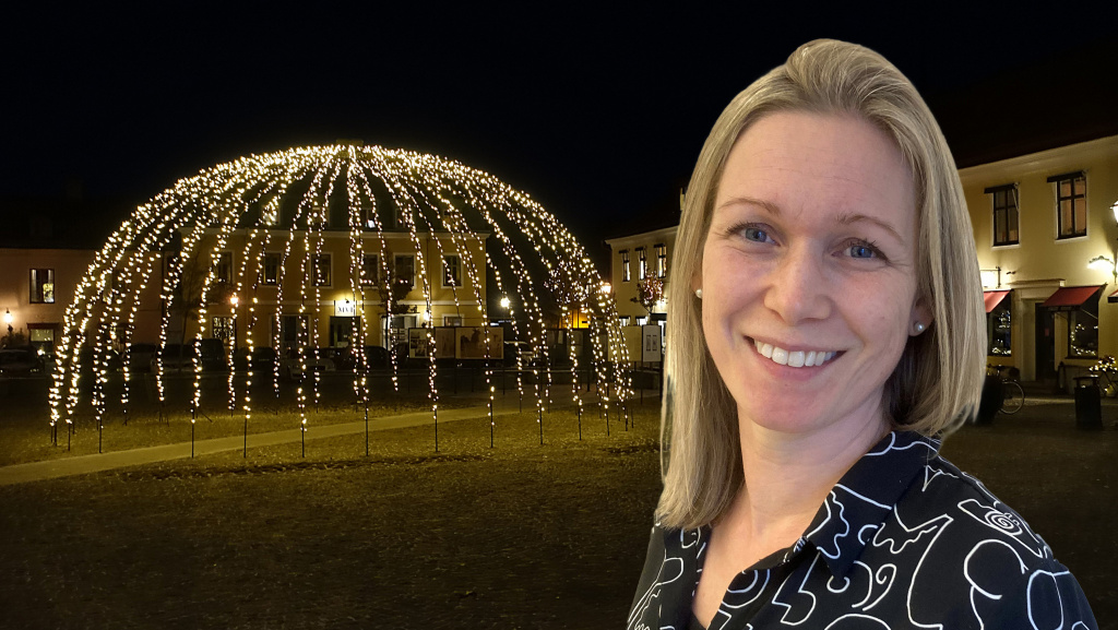 Bildmontage: Kulturchef Hanna Wihlborg framför konstverket "Sfär" på Stora torget.