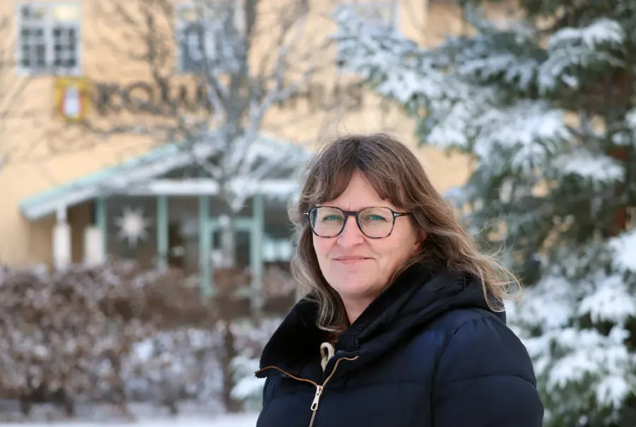 Portr&auml;tt: Jessica Hallros framf&ouml;r kommunhuset