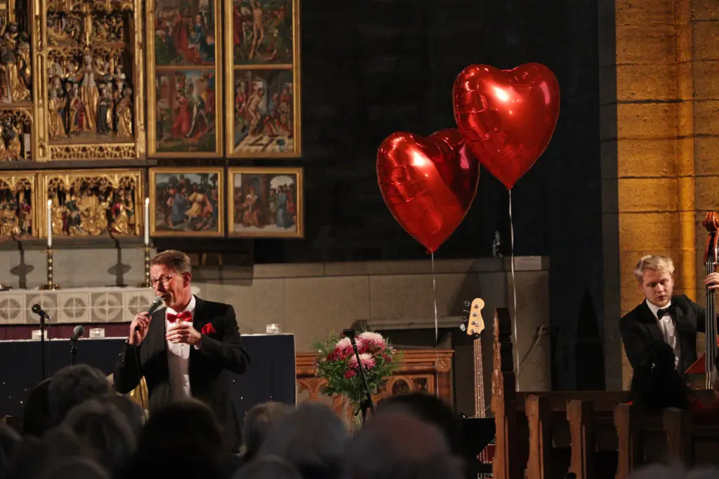 Stephan Peterson sjunger i kyrkan.