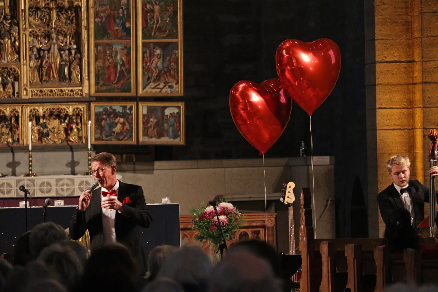 Stephan Peterson sjunger i kyrkan.