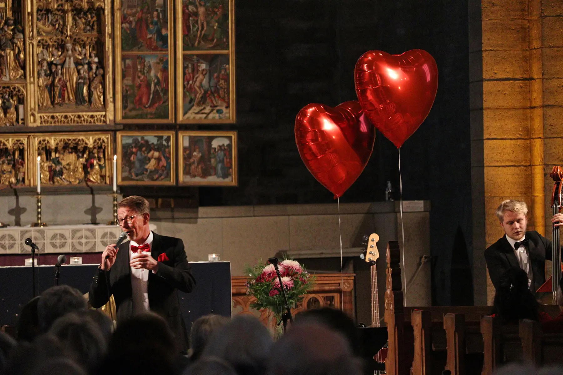 Stephan Peterson sjunger i kyrkan.