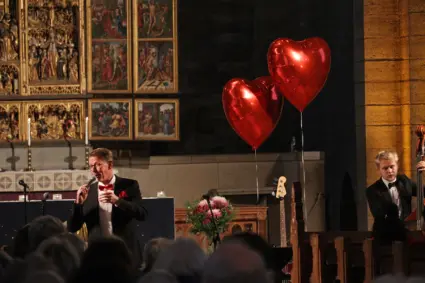 Stephan Peterson sjunger i kyrkan.
