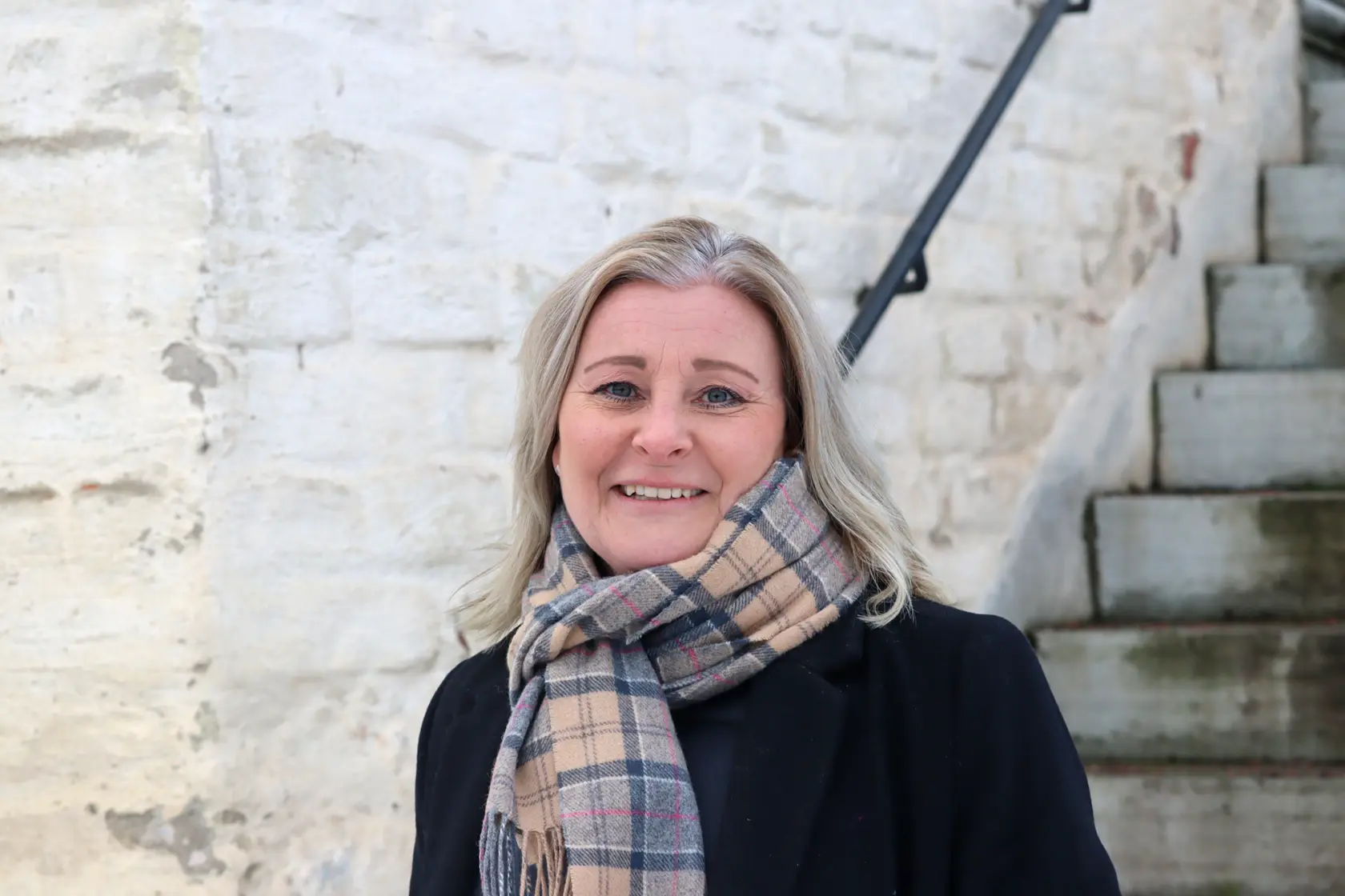 Porträttbild av Jenny Bytander framför Rådhusets trappa.
