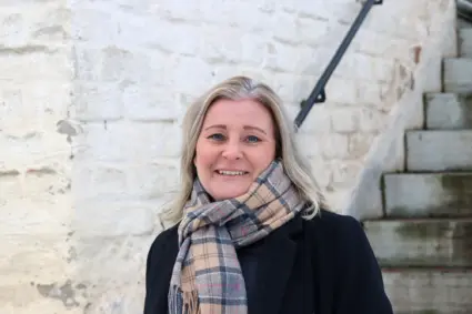 Porträttbild av Jenny Bytander framför Rådhusets trappa.
