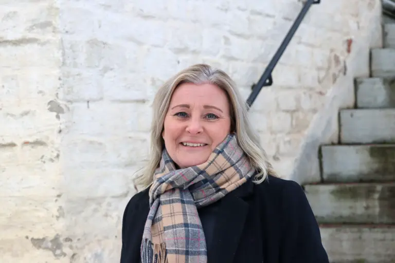 Porträttbild av Jenny Bytander framför Rådhusets trappa.